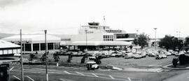 Fotografía del edificio del aeropuerto Juan Santamaría, zona de parqueo y bodegas de desalmacenaj...