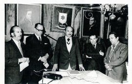 Fotografía con la imagen del Ministro de Gobernación y otros funcionarios, durante la entrega de ...