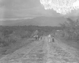 Negativo de Calle de Polvora. Se observa el paisaje del lugar y personas con vestuario de la époc...