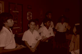 Negativo de un grupo de estudiantes de la Escuela Marcelino García Flamenco en visita guiada por ...