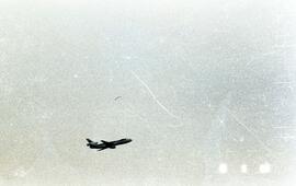 Negativo de un avión en el momento en que atraviesa el espacio San José