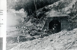 Fotografías de un derrumbe ocurrido entre 1949 y 1951. Se observa la entrada este de un túnel fer...