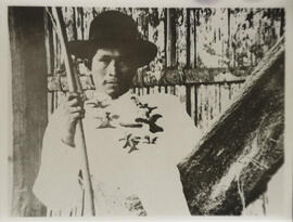 Fotografía de Antonio Saldaña, Rey de Talamanca. Como parte de su atuendo, se aprecia un collar f...