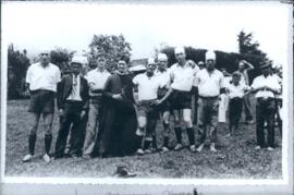 Fotografía del grupo de jugadores de un equipo de balompié de San Jerónimo de Moravia, posando co...