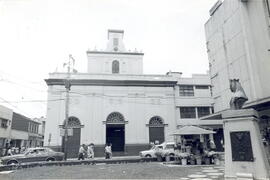 Fotografía de la fachada de la Iglesia El Carmen y parte de la Plaza Isabel La católica. Avenida ...