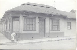 Fotografía de una casa de habitación antigua, situada en avenida 2, calles 11 y 13. San José