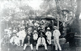 Fotografía de un grupo de oficiales de la United Fruit Company en el Parque Vargas de Puerto Limó...