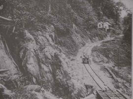Fotografía de un tramo de la línea férrea de la Northern Railway, que conduce a la zona Atlántica...
