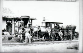 Fotografía de la locomotora del Ferrocarril al Atlántico, frente a una estación. Limón