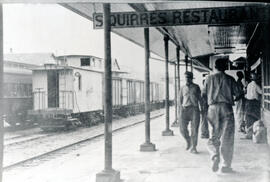 Fotografía de la estación del ferrocarril en Siquirres. Se observan unas locomotoras, sus vagones...