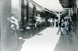 Fotografía de la plataforma de pasajeros en la estación de Limón. Se observa parte de la estructu...