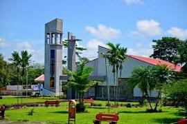 Fotografía del parque e iglesia de Río Cuarto de Alajuela