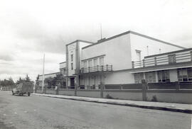 Fotografía con la imagen del edificio de la Escuela Joaquín García Monge en Desamparados. San José