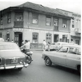 Fotografía del edificio del Bazar Dady. Situado en avenida 2, calle 10, esquina sureste San José