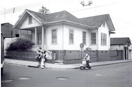 Fotografía de una casa de habitación, esquinera, situada en avenida 2, calles 9 y 11, acera suroe...