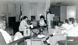 Fotografía con la imagen de una reunión entre la Dra. Marina Volio de Trejos Ministra de Cultura,...