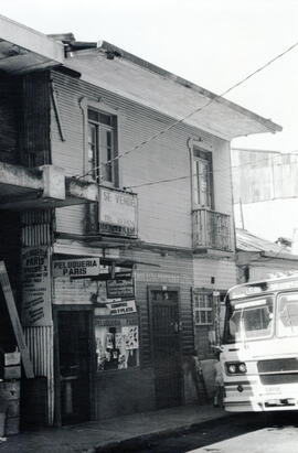 Fotografía de varios negocios en avenida 6, calle 6-8, acera sur San José