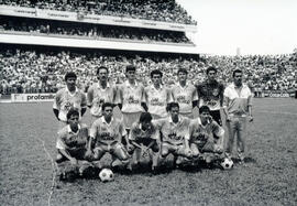 Fotografía del grupo de jugadores y Director Técnico del Equipo de Fútbol Municipal Puntarenas, e...