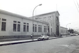 Fotografía con la imagen del edificio de la Escuela República de Chile, situado en avenida 12 y c...