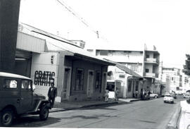 Fotografía de varias casas de habitación y de un estaciónamiento, acera sur. Situadas en avenida ...