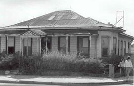 Fotografía de una residencia en estado de abandono, situada entre Avenida Central, calle 15, diag...