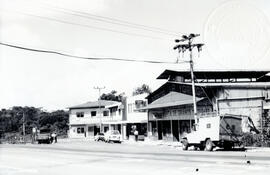 Fotografía de edificios ocupados por locales comerciales, entre ellos Bodega La Y Griega y Compra...