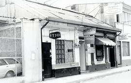 Fotografías de varios locales comerciales, ubicados en avenida 7-11, calle 0, acera este San José