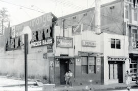 Fotografías de varias casas de habitación y negocios en calle 7, avenida 2-4, acera este San José