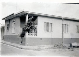 Fotografía de una casa de habitación, situada al costado sur de la Iglesia de la Soledad. San José