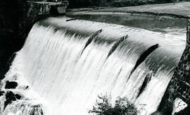 Fotografía de la antigua presa Electrona en Atenas. Vista de la caída de agua Alajuela