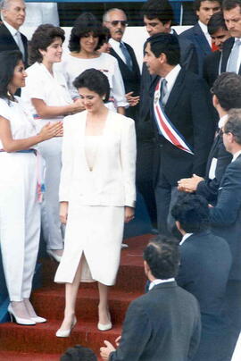 Fotografía del momento en que Oscar Arias Sánchez, nuevo Presidente de la República, acompañado p...