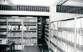 Fotografías con imágenes de los depósitos de documentos del Archivo de la Dirección General de Es...