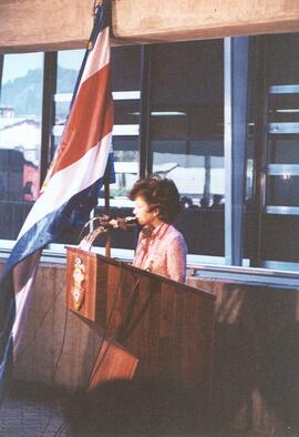 Fotografía de la señora Marina Volio, Ministra de Cultura, Juventud y Deportes 78-82 durante disc...