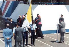 Fotografías del ingreso al Estadio Nacional de los representantes del clero de la Iglesia católic...