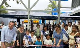 Fotografías sobre la inauguración de la Escuela Chagüite, Puntarenas. Participantes: el president...