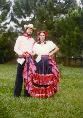 Fotografía de Gabriela Moraga y Jorge Alvarado, pareja integrante del grupo de bailes folclóricos...