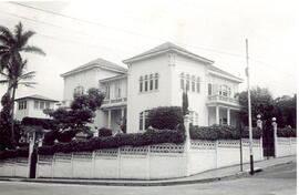 Fotografía del edificio Castillo Azul, antigua Casa Presidencial. Situada en avenida central, cal...