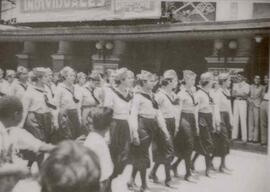 Fotografía del desfile de alumnas del Colegio Superior de Señoritas, frente al Teatro Raventós en...