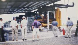 Fotografía de visita a Rambala, Panamá. Aparecen 7 hombres mirando una estructura