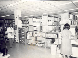 Fotografía con la imagen del Departamento de Colección de Revistas de la biblioteca Carlos Monge ...