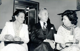 Fotografía con la imagen del Lic. Rodrigo Madrigal Nieto, Ministro de relaciónes Exteriores, doña...
