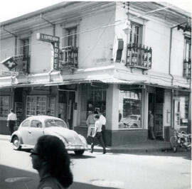 Fotografía del edificio de la Librería López, situado en avenida 0, calle 3, esquina Noroeste San...