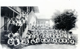 Fotografía con la imagen de un grupo de jóvenes estudiantes del Seminario de Mujeres San José