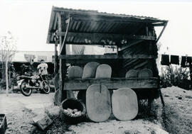 Fotografía de un puesto de venta de bateas, en la carretera a Pérez Zeledón. San José