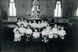 Fotografías de un grupo de niños de la Escuela León Cortés Castro de San Marcos de Tarrazú en el ...