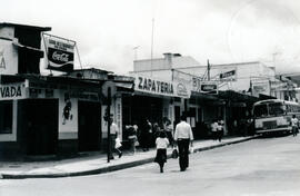 Fotografía de la esquina de la calle y cuadra situadas al noreste del parque de Pérez Zeledón. Se...