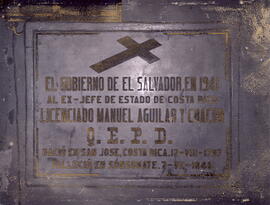 Fotografía de la placa mortuoaria en honor al Licenciado Manuel Aguilar de parte del Gobierno de ...