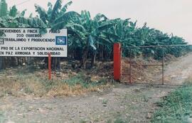Fotografía de la entrada de la finca con un cartel que dice " Bienvenidos a Finca San Pablo,...
