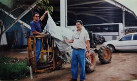 Fotografía del viaje a Australian Banana Company, Gerardo Piedra es la persona levantando una tel...
