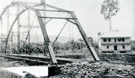 Fotografía de un puente en construcción para el ferrocarril al Atlántico. Limón